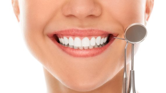 Moeloet Whitening Strips: Aman untuk Gigi Sensitif dan Gusi