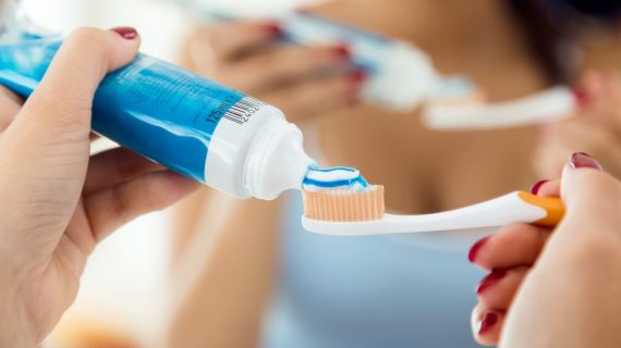 Pemutihan Gigi dengan Produk Whitening Toothpaste