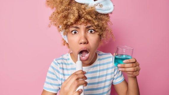 Pemutihan Gigi dengan Penggunaan Mouthwash Pemutih: Fakta dan Kelebihannya