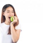 Makanan dan Minuman yang Membantu Memperoleh Gigi Putih Bersinar