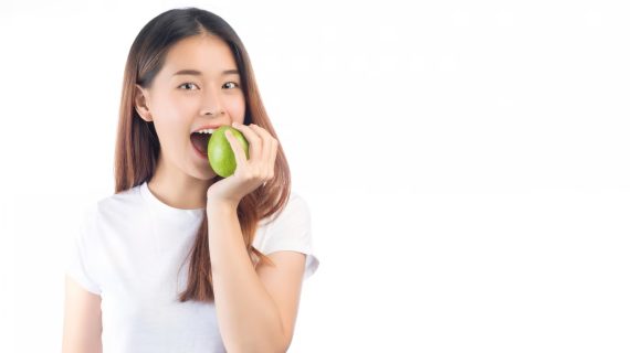 Makanan dan Minuman yang Membantu Memperoleh Gigi Putih Bersinar